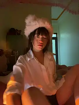 Snapshot of Tramy_xx chatting on July 18, 2026, 3:53 pm Tramy xx online show from July 18, 2026, 3:53 pm