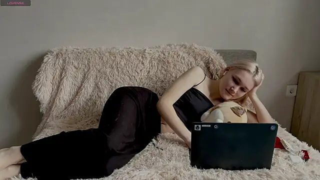 TwinedPeril online show from December 4, 2025, 7:07 am