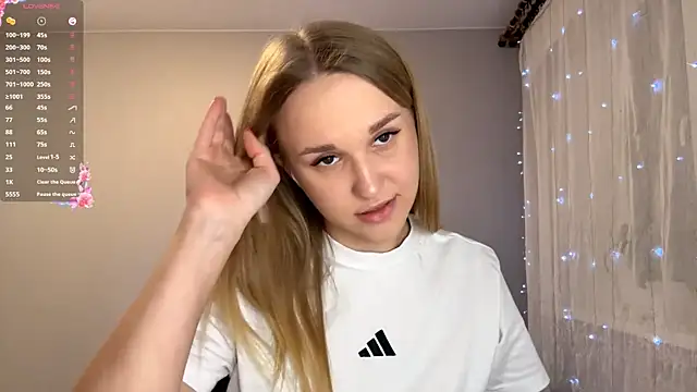 TanekaBoitel online show from December 17, 2025, 5:07 pm