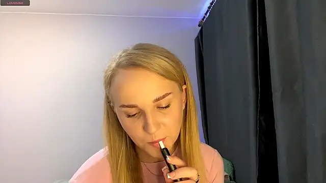 TanekaBoitel online show from October 3, 2025, 10:06 am