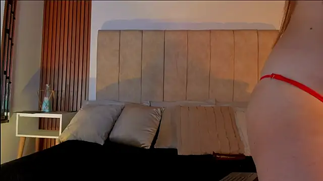 Lauraa saenz11 online show from October 17, 2025, 8:10 pm