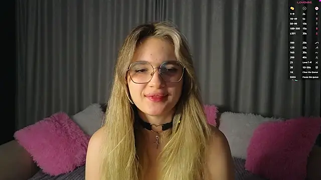 vivyboo111 online show from November 9, 2025, 8:24 pm