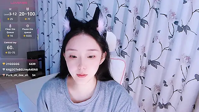 Niannian- online show from December 3, 2025, 7:02 pm