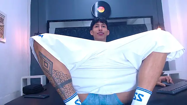 Daniel delux  online show from November 24, 2025, 1:22 pm