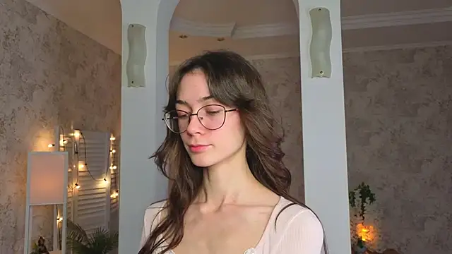 ReneeLippeatt online show from October 3, 2025, 7:48 pm