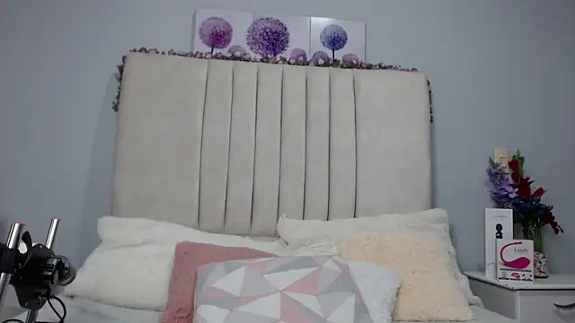 AmandaaWats online show from October 27, 2025, 7:37 pm