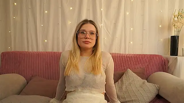 Snapshot of LisaRiza chatting on October 6, 2025, 8:04 am LisaRiza online show from October 6, 2025, 8:04 am