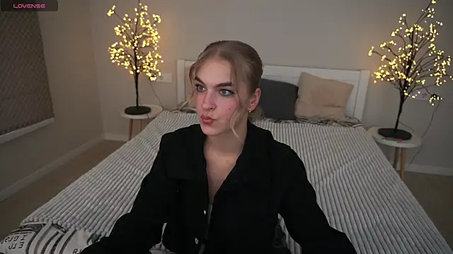 AlinaLiii online show from November 11, 2025, 1:39 pm