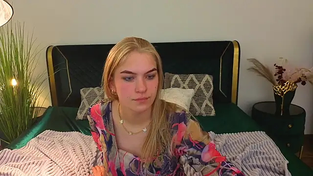 AlinaLiii online show from April 15, 2026, 1:04 pm