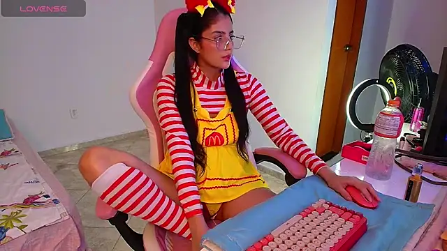 Julieta Rose19 online show from April 5, 2026, 9:54 pm