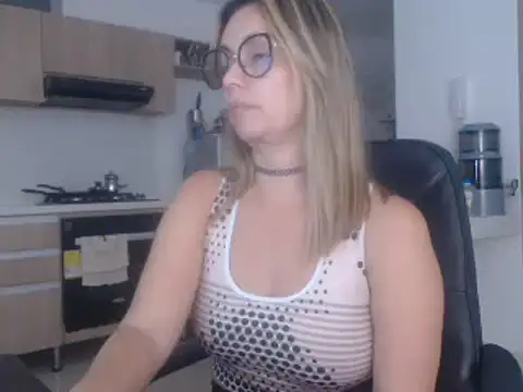 LovePaula online show from February 22, 2025, 2:06 am