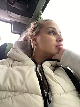 Snapshot of Giullyaxx chatting on October 6, 2025, 12:28 pm Giullyaxx online show from October 6, 2025, 12:28 pm