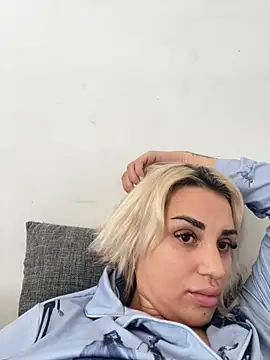 Snapshot of Giullyaxx chatting on October 17, 2025, 10:29 am Giullyaxx online show from October 17, 2025, 10:29 am