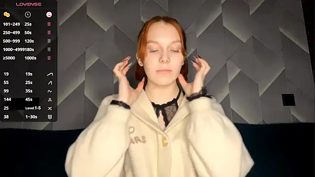 FoxLina online show from November 22, 2025, 7:35 pm