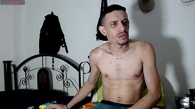 LATINO27CM online show from May 18, 2026, 2:23 am