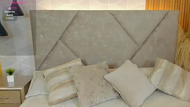 Amber kiss  online show from April 18, 2026, 7:07 pm