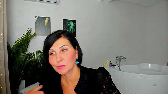 Snapshot of Moon_Veloure1 chatting on October 6, 2025, 4:13 am Moon Veloure1 online show from October 6, 2025, 4:13 am