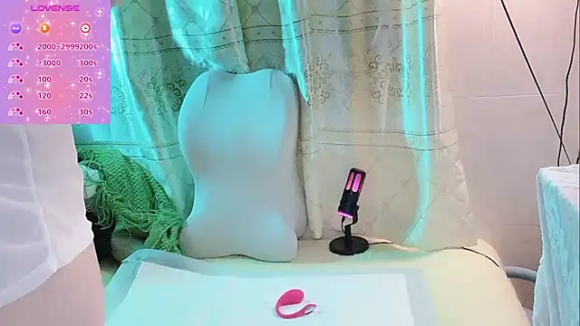 Snapshot of White-Lia chatting on September 30, 2025, 7:53 pm White-Lia online show from September 30, 2025, 7:53 pm