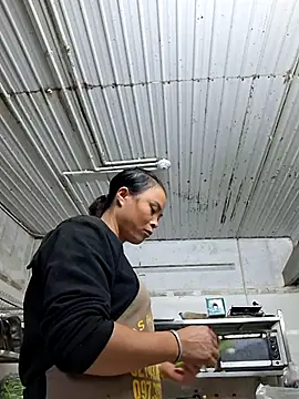 xuxulovezz online show from October 21, 2025, 2:11 am