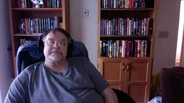 Vinyl22xh online show from April 11, 2026, 7:28 pm