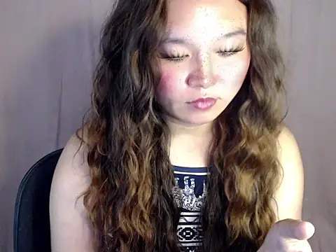 Eyes-on-me online show from November 3, 2025, 1:00 am