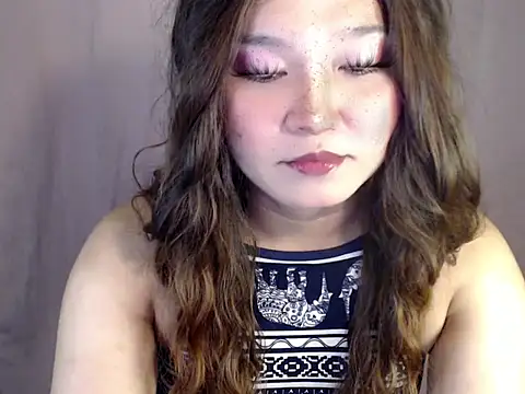 Eyes-on-me online show from November 28, 2025, 4:51 pm