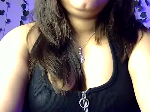 Aaliya02 online show from November 18, 2025, 9:07 pm