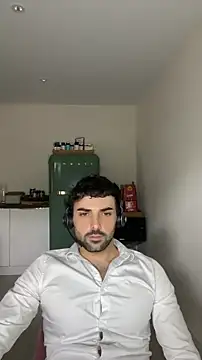 Snapshot of eauminerale chatting on June 4, 2026, 12:10 pm eauminerale online show from June 4, 2026, 12:10 pm