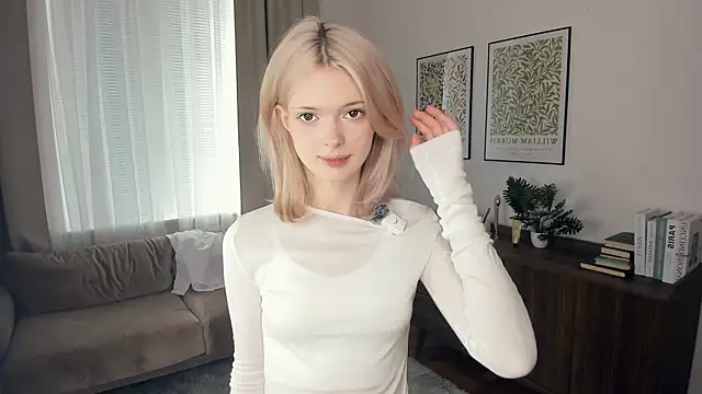 LaureMestler online show from October 2, 2025, 8:40 am