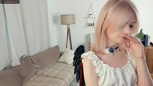 Snapshot of LaureMestler chatting on December 21, 2025, 7:43 am LaureMestler online show from December 21, 2025, 7:43 am