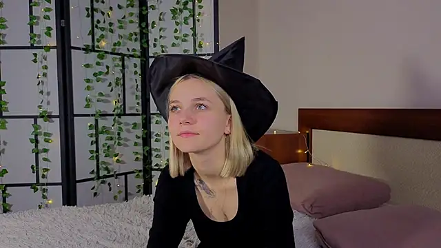 Snapshot of KelleDomin chatting on October 19, 2025, 8:55 pm KelleDomin online show from October 19, 2025, 8:55 pm