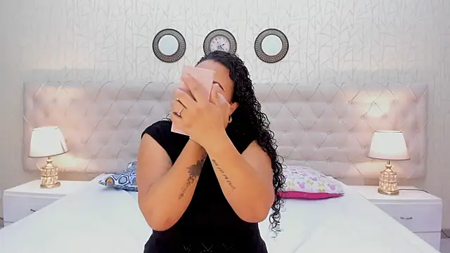 VaniaRose online show from November 8, 2025, 1:47 pm