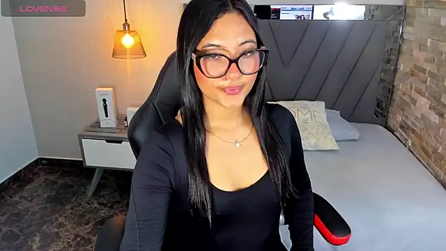 Snapshot of SYLVANA_REY4 chatting on October 4, 2025, 7:26 pm SYLVANA REY4 online show from October 4, 2025, 7:26 pm