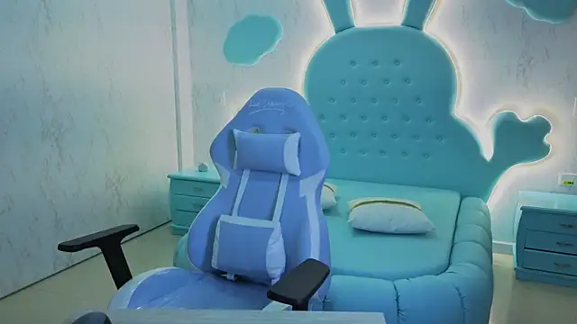 Mia Cuttee online show from October 20, 2025, 3:30 am