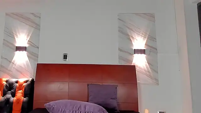 Charlotte-Smit online show from November 6, 2025, 6:23 pm