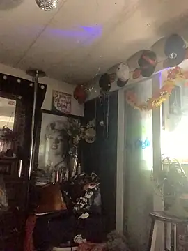 blondebarbiebae online show from April 7, 2026, 8:21 pm