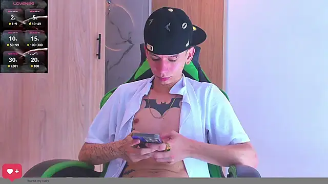 Snapshot of Skinny_batman chatting on October 14, 2025, 2:12 am Skinny batman online show from October 14, 2025, 2:12 am