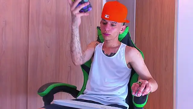 Snapshot of Skinny_batman chatting on October 5, 2025, 4:03 am Skinny batman online show from October 5, 2025, 4:03 am