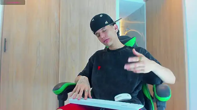 Snapshot of Skinny_batman chatting on September 30, 2025, 4:13 pm Skinny batman online show from September 30, 2025, 4:13 pm