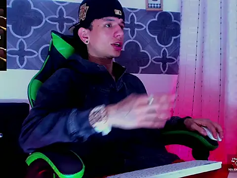 Snapshot of Skinny_batman chatting on December 3, 2025, 10:31 pm Skinny batman online show from December 3, 2025, 10:31 pm