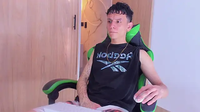 Snapshot of Skinny_batman chatting on October 16, 2025, 12:02 pm Skinny batman online show from October 16, 2025, 12:02 pm