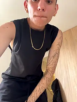 Snapshot of Skinny_batman chatting on October 18, 2025, 5:48 pm Skinny batman online show from October 18, 2025, 5:48 pm