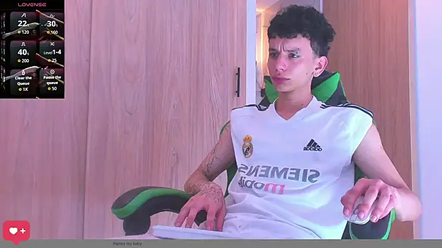 Snapshot of Skinny_batman chatting on October 1, 2025, 4:22 pm Skinny batman online show from October 1, 2025, 4:22 pm