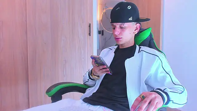 Snapshot of Skinny_batman chatting on October 8, 2025, 12:56 am Skinny batman online show from October 8, 2025, 12:56 am