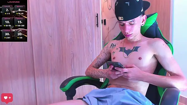 Snapshot of Skinny_batman chatting on October 29, 2025, 6:18 pm Skinny batman online show from October 29, 2025, 6:18 pm