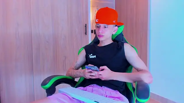 Snapshot of Skinny_batman chatting on October 8, 2025, 11:38 pm Skinny batman online show from October 8, 2025, 11:38 pm