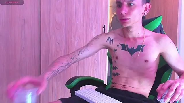 Snapshot of Skinny_batman chatting on October 21, 2025, 3:11 pm Skinny batman online show from October 21, 2025, 3:11 pm