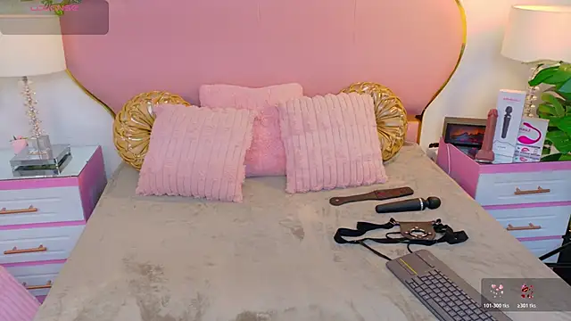 NaiaWhisper online show from November 26, 2025, 5:51 am