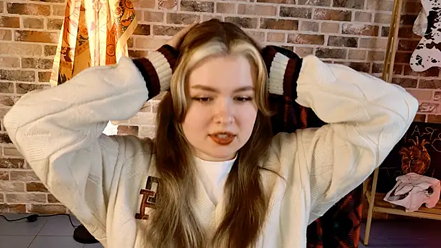 Snapshot of HaleySun chatting on September 25, 2025, 3:18 pm HaleySun online show from September 25, 2025, 3:18 pm