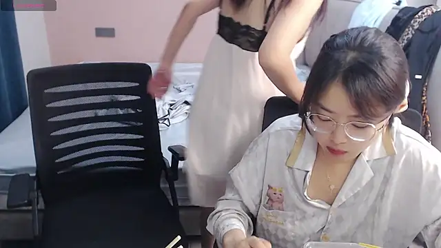 Snapshot of redrose520 chatting on October 10, 2025, 12:06 pm redrose520 online show from October 10, 2025, 12:06 pm